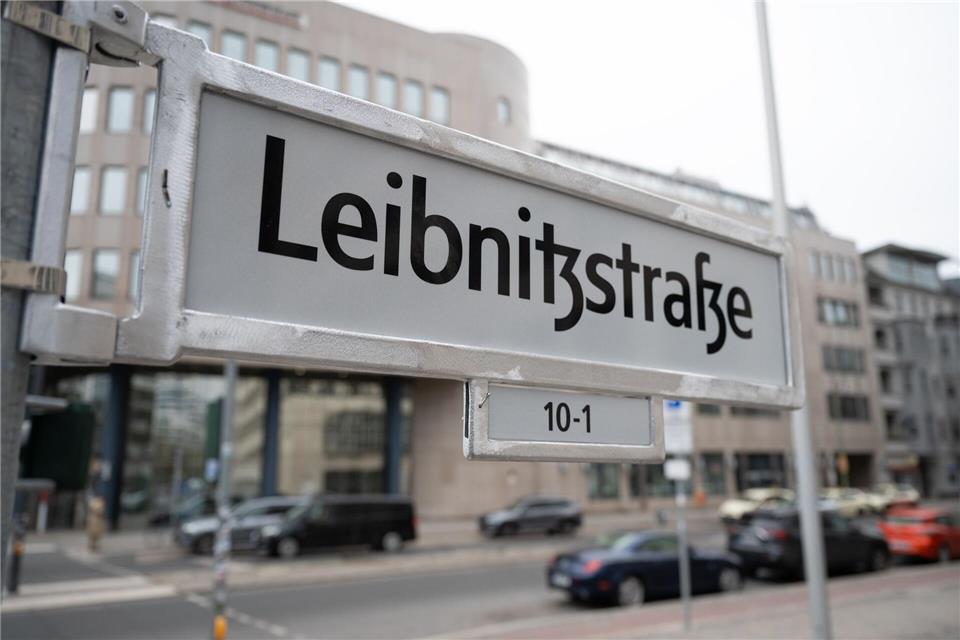 Bei einem Berliner Straßenschild kam es zu einer Panne: Philosoph Leibniz mit falschem „t“.Markus Lenhardt/dpa
