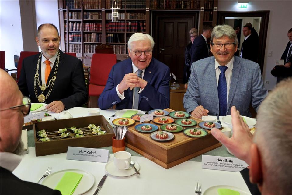 Bei einem Besuch Stralsunds traf sich Bundespräsident Frank-Walter Steinmeier auch mit Kommunalpolitikern.Bernd Wüstneck/dpa