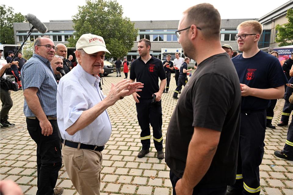 Bei einem Besuch vor Ort appelliert NRW-Innenminister Herbert Reul (CDU) an alle Bürger, sich jetzt von Wäldern fernzuhalten.Federico Gambarini/dpa