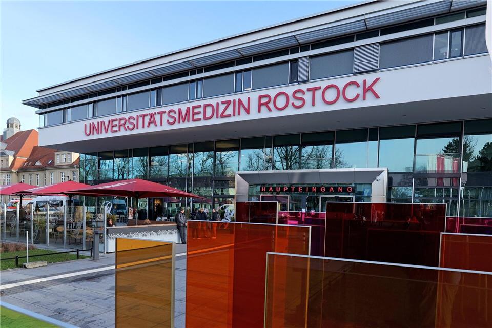 Bei einem Brand auf einer Station der Psychiatrie der Universitätsmedizin Rostock ist ein Patient gestorben. (Archivbild)Bernd Wüstneck/dpa