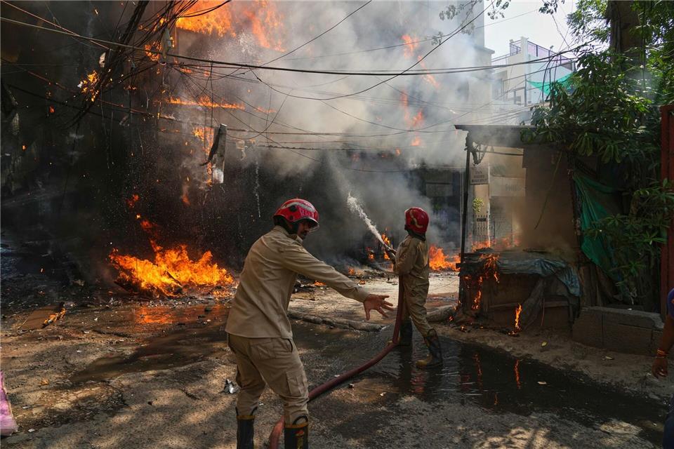 Bei einem Brand eines Gebäudes sind in Neu-Delhi zahlreiche Menschen gestorben.Manish Swarup/AP/dpa