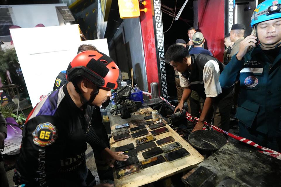 Bei einem Brand in Bangkok sollen mehrere Menschen ums Leben gekommen sein.Sakchai Lalit/AP/dpa