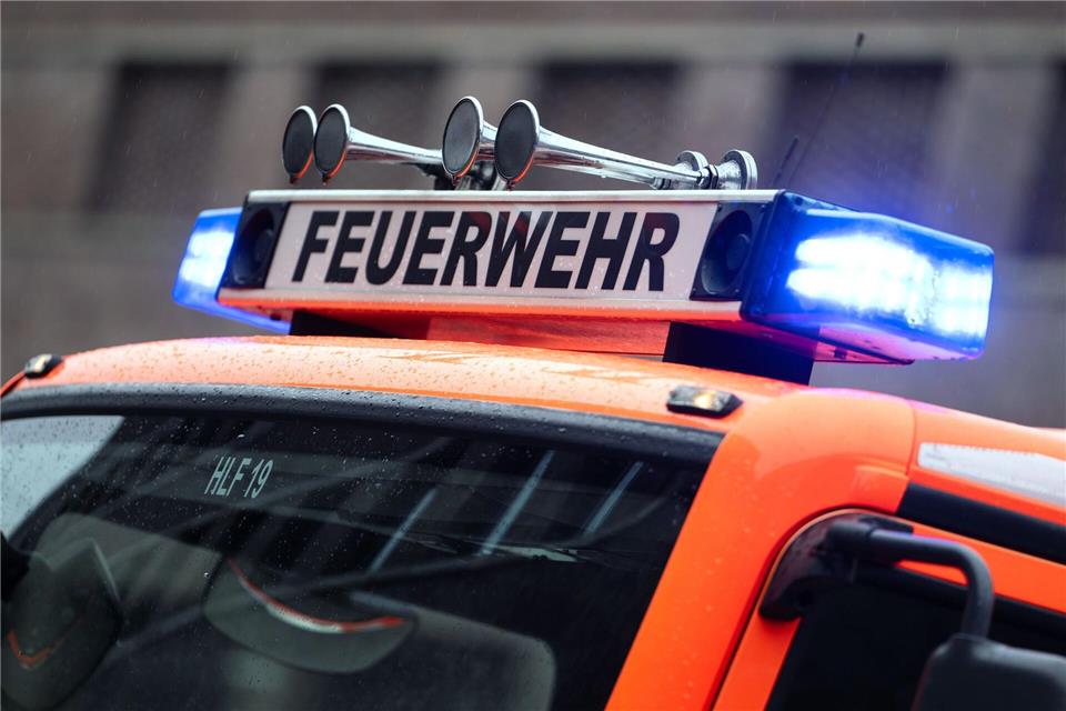 Nach Feuer in Stuttgart: Bewohner festgenommen Bei einem Brand in einem Stuttgarter Mehrfamilienhaus waren mehr als 100 Einsatzkräfte im Einsatz. Nun ist ein mutmaßlicher Brandstifter festgenommen worden. (Symbolbild)Marijan Murat/dpa
