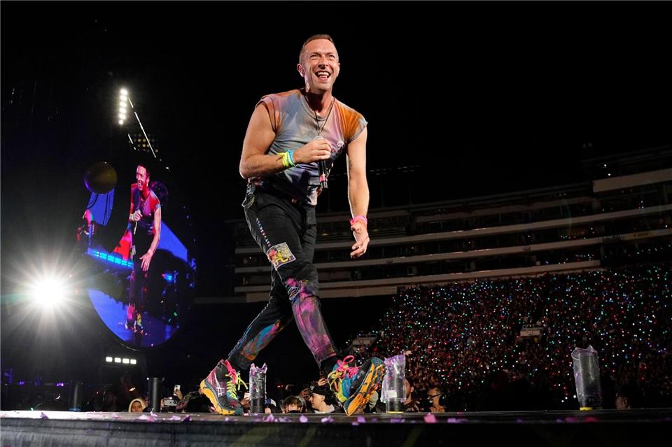 Bei einem Coldplay-Auftritt waren zwei Manager einer Tech-Firma bei einer mutmaßlichen Affäre von einer Saal-Kamera ertappt worden. (Archivfoto)Chris Pizzello/Invision/dpa