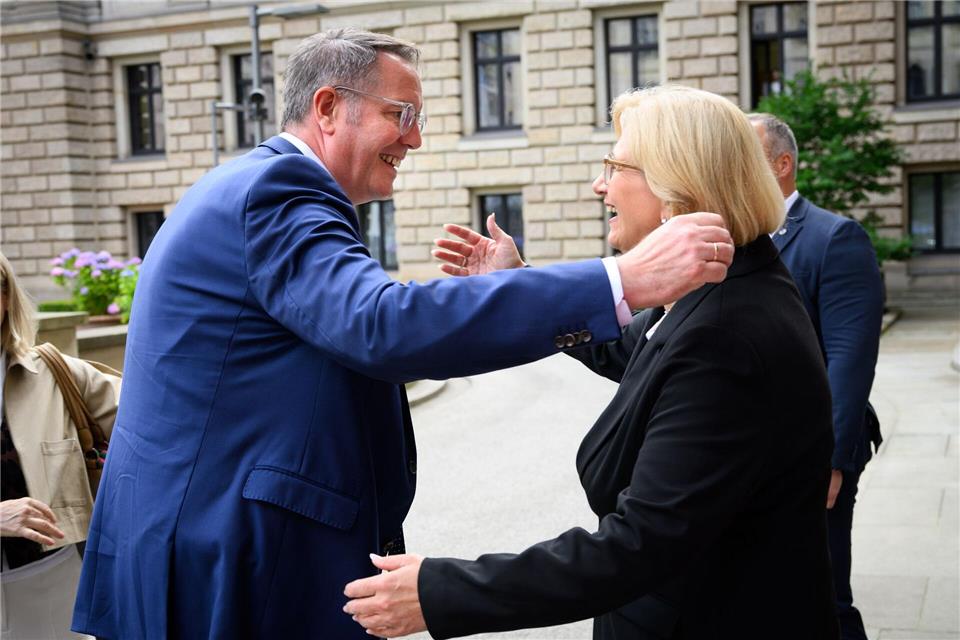 Bei einem Currywurstessen mit Rehlinger (r) gab es für den Veganer Schweitzer (l) einst eine fleischlose Variante. (Archivbild)Bernd von Jutrczenka/dpa