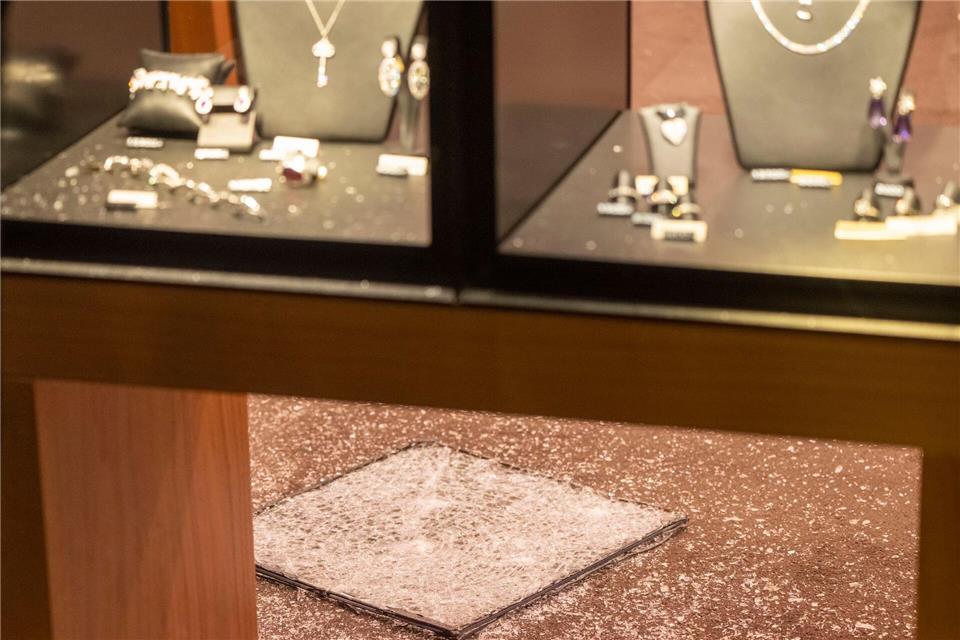 Bei einem Einbruch in ein Juweliergeschäft in Stuhr bei Bremen stahlen die Täter Schmuck. Inzwischen ist ein Verdächtiger in U-Haft. (Symbolbild)Peter Kneffel/dpa