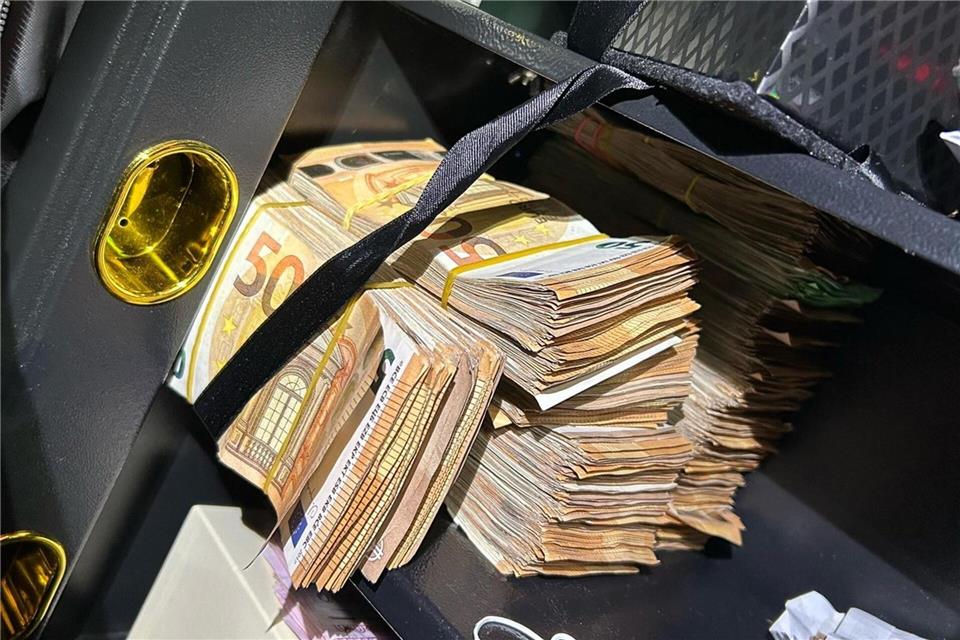 Bei einem Einsatz gegen Schwarzarbeit haben Ermittler auch größere Mengen Bargeld beschlagnahmt.Hauptzollamt Köln/dpa