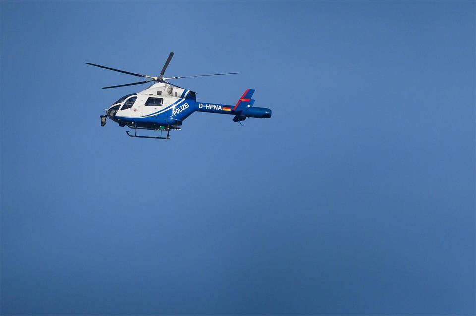 Bei einem Einsatz in Herzberg am Harz im Landkreis Göttingen setzte die Polizei einen Hubschrauber ein. (Symbolbild)Swen Pförtner/dpa