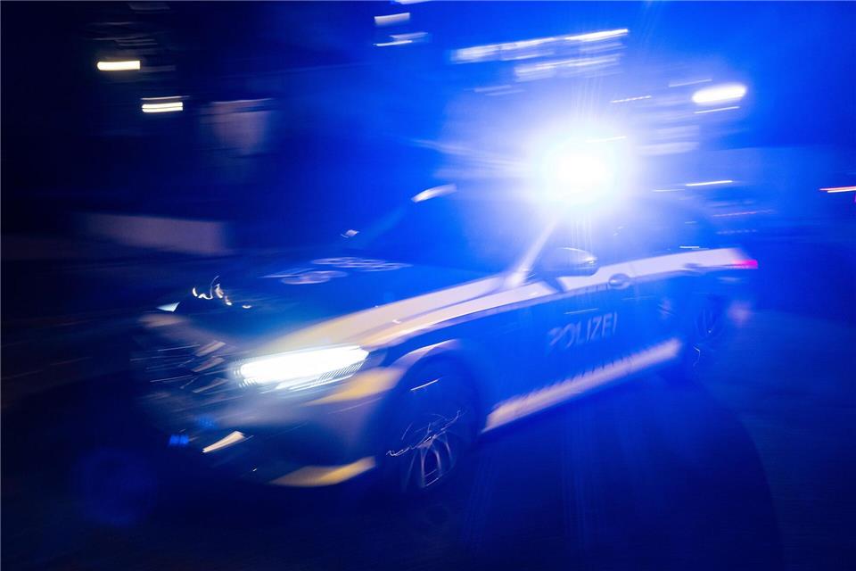 Bei einem Einsatz verliert ein Polizist die Kontrolle über den Streifenwagen. (Symbolbild)Marijan Murat/dpa
