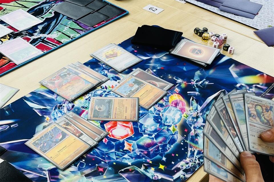 Bei einem Event des Unternehmen Trader in Reken spielen begeisterte Sammler gemeinsam Pokémon.