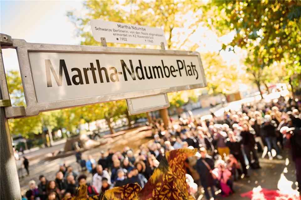 Bei einem Festakt ist das Straßenschild enthüllt worden - der Platz ist nun nach Martha Ndumbe benannt. Annette Riedl/dpa