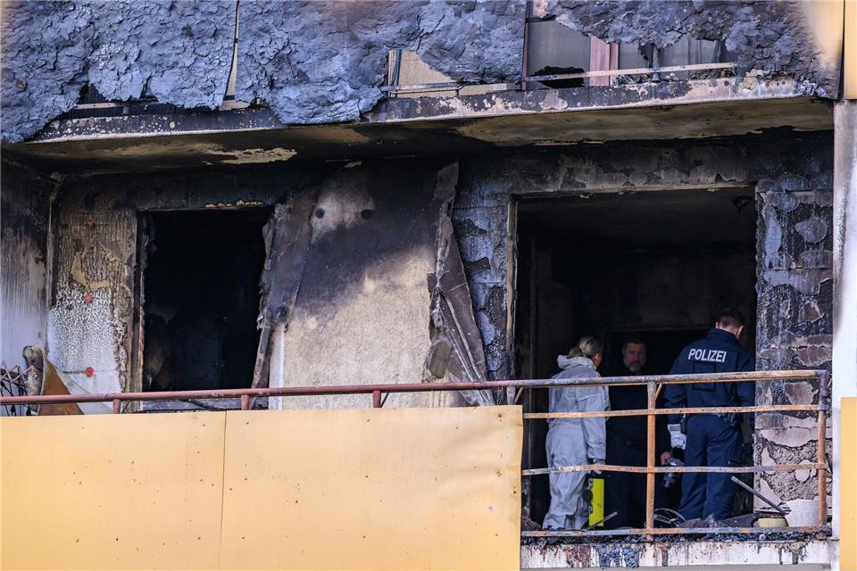 Bei einem Feuer in einem Wohnblock in Frankfurt (Oder) starben drei Menschen. Die Spezialisten der Polizei sind im Einsatz, um der Brandursache auf den Grund zu gehen. Patrick Pleul/dpa