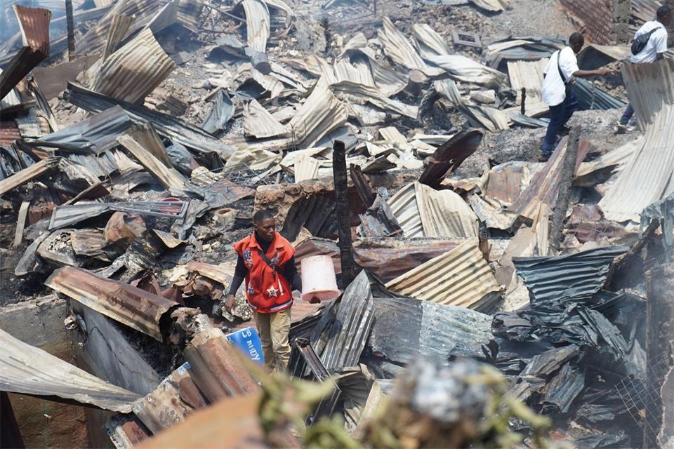 Bei einem Feuer in einem dicht bebauten Wohnviertel in Bukavu brannten auch zwei Schulen ab. --/XinHua/dpa