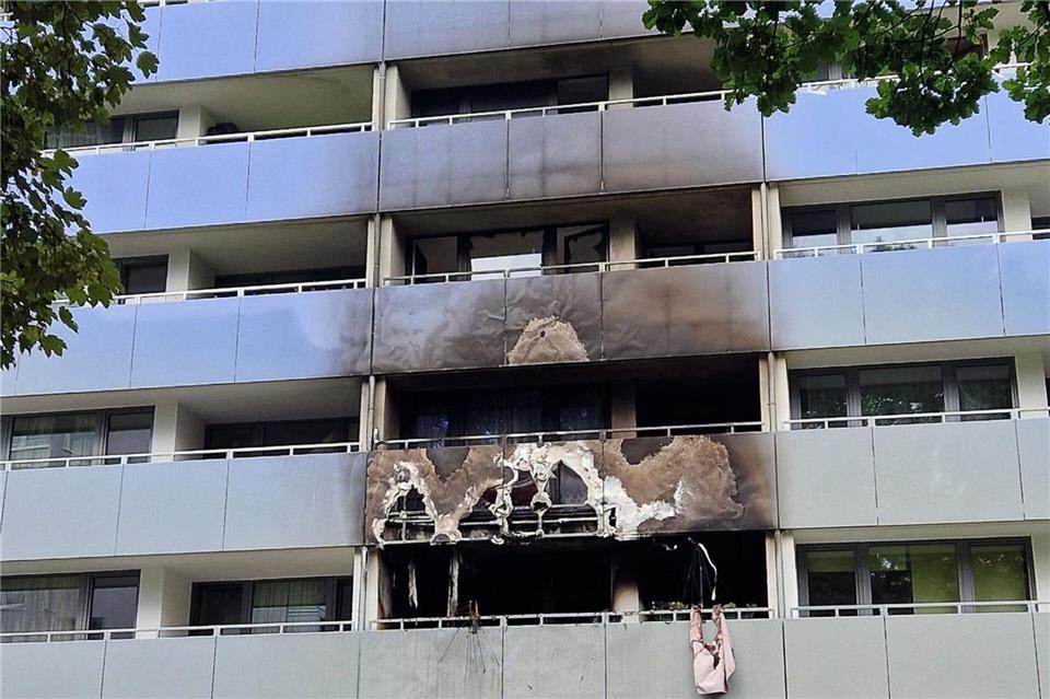 Bei einem Feuer mitten in einem großen Mehrfamilienhaus in Erkrath sind acht Menschen verletzt worden.  -/Feuerwehr Erkrath/dpa