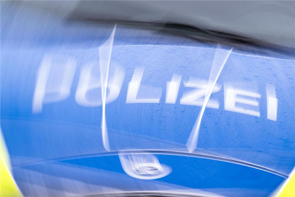 Ein Toter und zwei Verletzte bei Frontalzusammenstoß Bei einem Frontalzusammenstoß auf der Bundesstraße 9 stirbt ein Mann. Ein Kind und ein anderer Autofahrer werden verletzt. (Symbolbild)Soeren Stache/dpa
