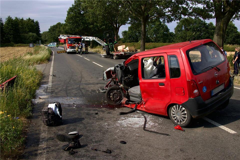 Bei einem Frontalzusammenstoß ist ein Autofahrer schwer verletzt worden. Tim Lehmann/Rheinischeblaulichtnews/dpa