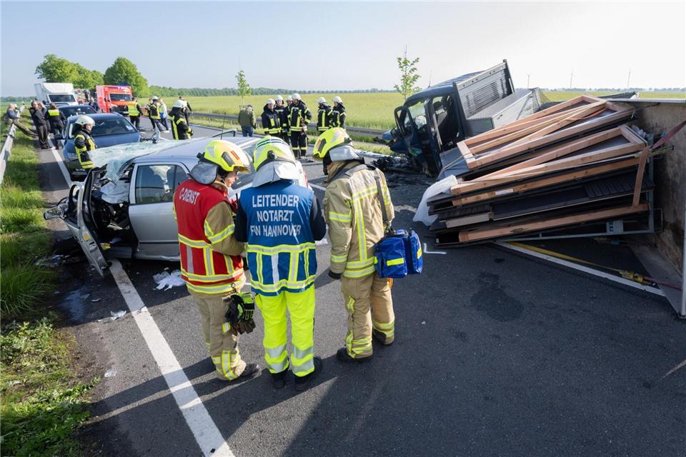 Bei einem Frontalzusammenstoß zweier Autos nahe Pattensen werden sechs Menschen verletzt, fünf davon schwer.Julian Stratenschulte/dpa