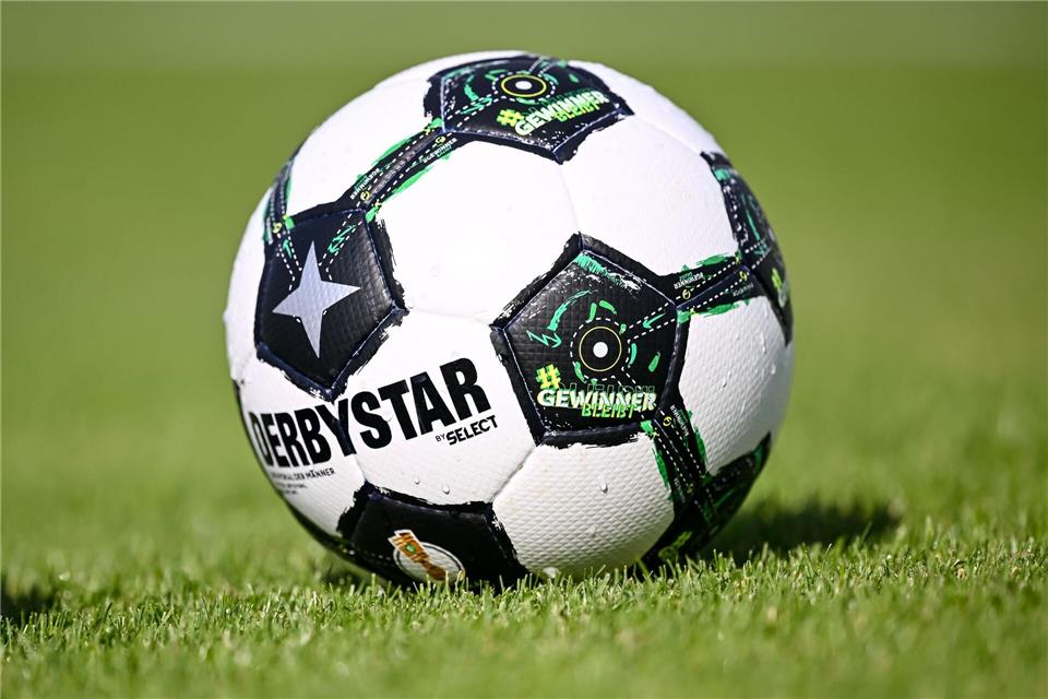 Bei einem Fußballspiel wurde ein Spieler geschlagen. (Symbolbild)Harry Langer/dpa