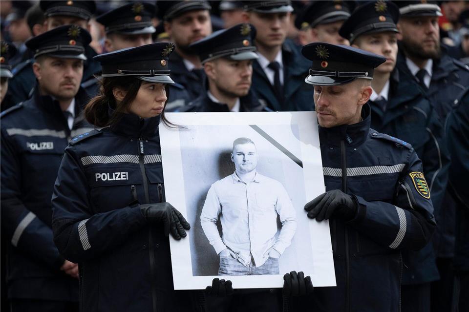 Bei einem Gedenkgottesdienst hatten Polizisten und Polizistinnen ihres getöteten Kollegen gedacht. (Archivbild)Sebastian Kahnert/dpa