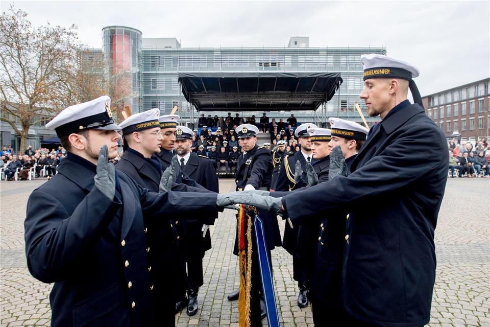 Bei einem Gelöbnis in Wilhelmshaven wurden 84 neue Rekruten vereidigt.Hauke-Christian Dittrich/dpa