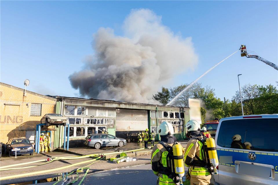 Bei einem Großbrand in Grevenbroich wurde ein Mann leicht verletzt.Jan Ohmen/dpa