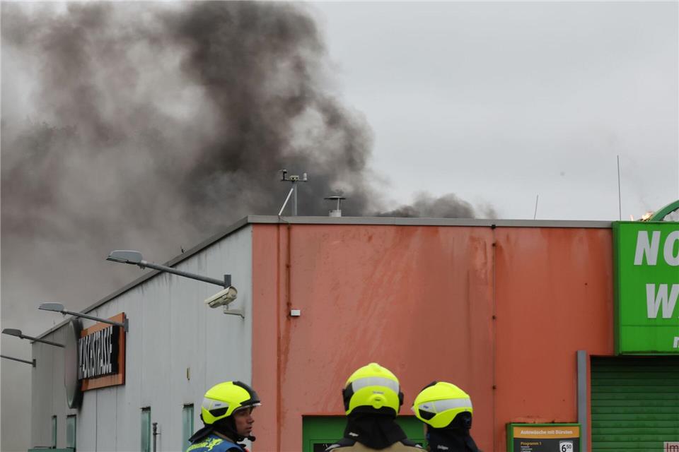 Bei einem Großbrand in einer Waschstraße in Gera ist die Feuerwehr mit einem Großaufgebot im Einsatz.Bodo Schackow/dpa