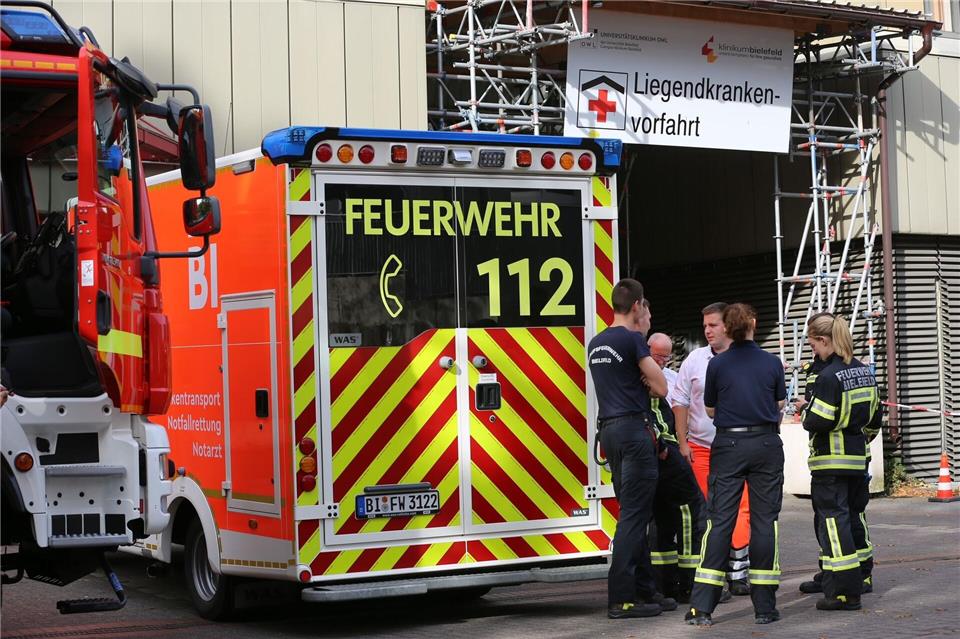 Bei einem Großeinsatz hat die Feuerwehr Bielefeld das Klinikum Mitte mit Sauerstoff-Reserven versorgt.Christian M�ller/dpa