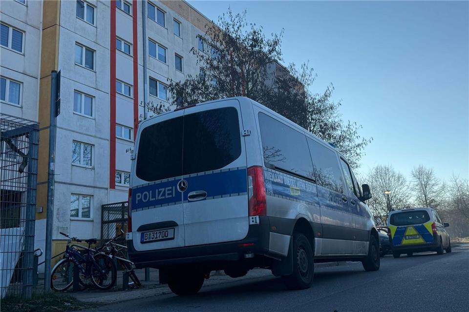 Bei einem Großeinsatz in Berlin-Hellersdorf sind am zweiten Weihnachtstag auch mehrere Polizisten verletzt worden. (Archivbild)Sven Kaeuler/dpa