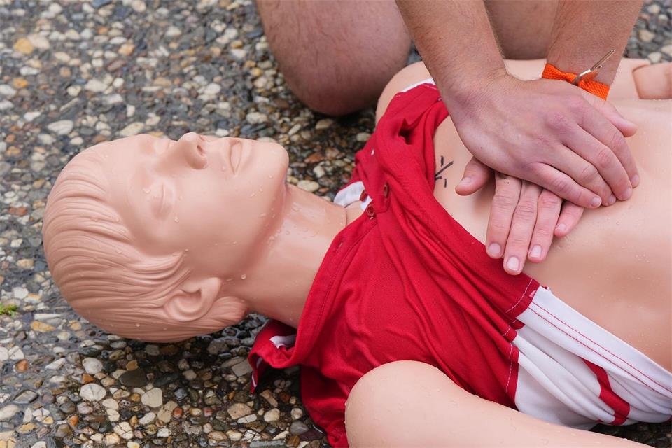 Bei einem Herz-Kreislauf-Stillstand muss so früh wie möglich mit der Reanimation begonnen werden, um Leben zu retten. (Archivbild)Soeren Stache/dpa