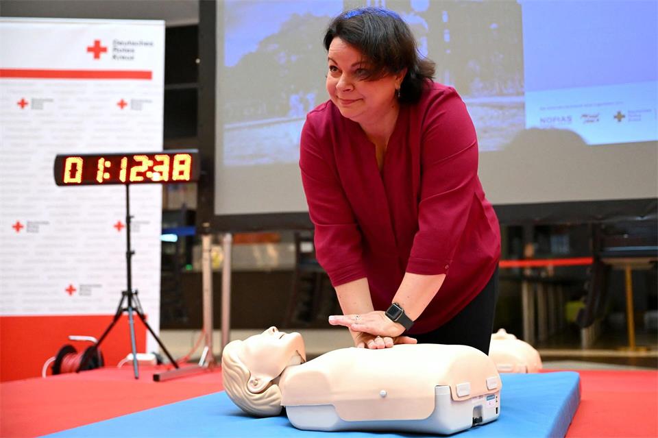 Bei einem Herz-Kreislauf-Stillstand zähle jede Minute, betont Gesundheitsministerin Stefanie Drese.Lilli Förter/dpa