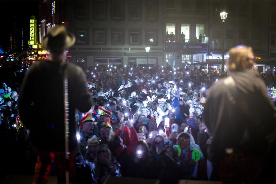 Bei einem Konzert der Kölner Band Brings in der Düsseldorfer Altstadt halten die Fans ihre Handylichter hoch.Christoph Reichwein/dpa