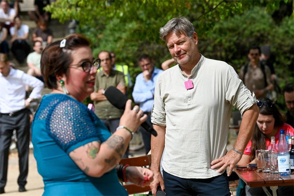 Bei einem Lunch unter freiem Himmel unterhielten sich Robert Habeck und Spitzenkandidatin Susan Sziborra-Seidlitz. Heiko Rebsch/dpa