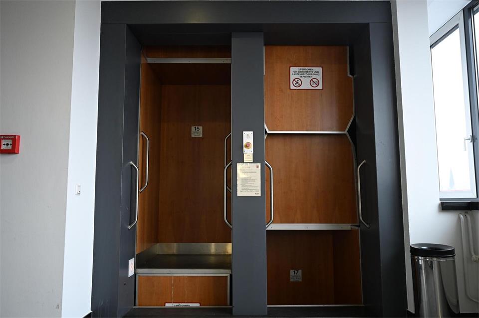 Bei einem Paternoster bewegen sich die Fahrkabinen permanent.Lea Winkler/dpa