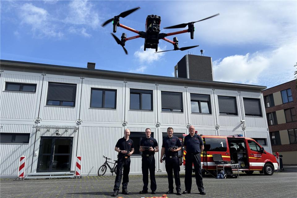 Bei einem Probeflug im Innenhof der Feuerwache (von links): Florian Witte, Christian Teriete, Tim Schleking und Rolf Gemander.