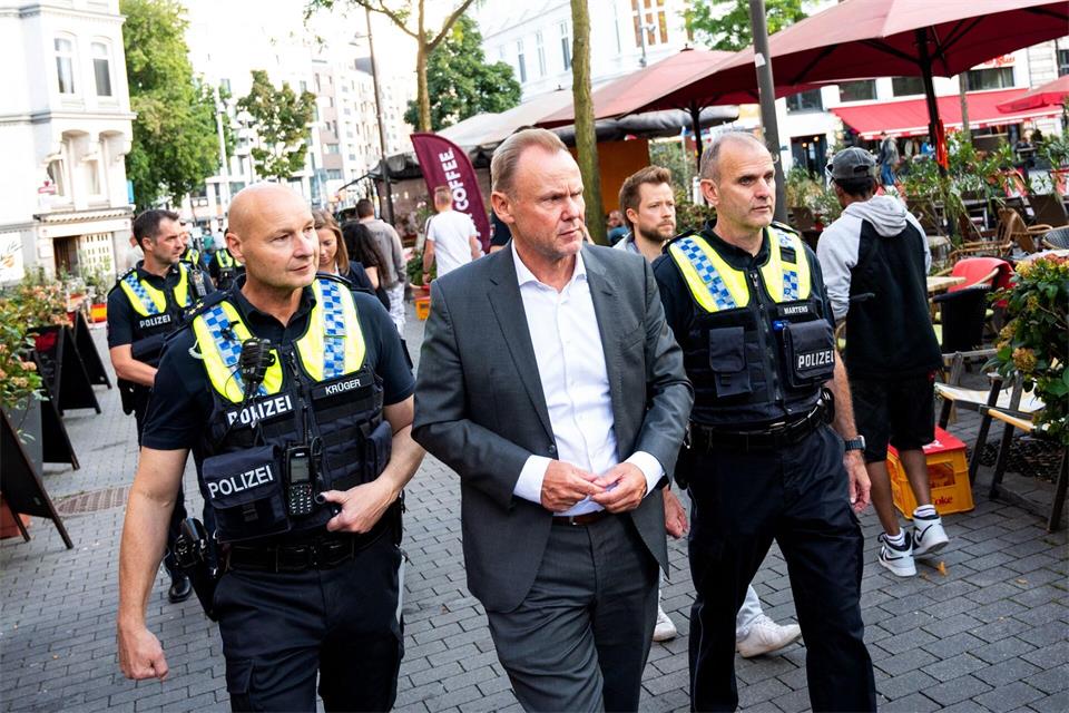 Bei einem Rundgang machte sich Hamburgs Innensenator, Andy Grote, ein Bild von der Lage in St. Georg. Daniel Bockwoldt/dpa