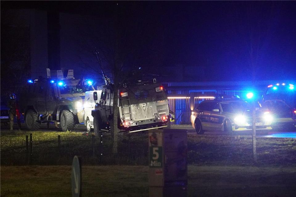 Bei einem SEK-Einsatz auf der L240 bei Erbach (Donau) ist eine Person festgenommen worden.Reinert/swd-medien/dpa