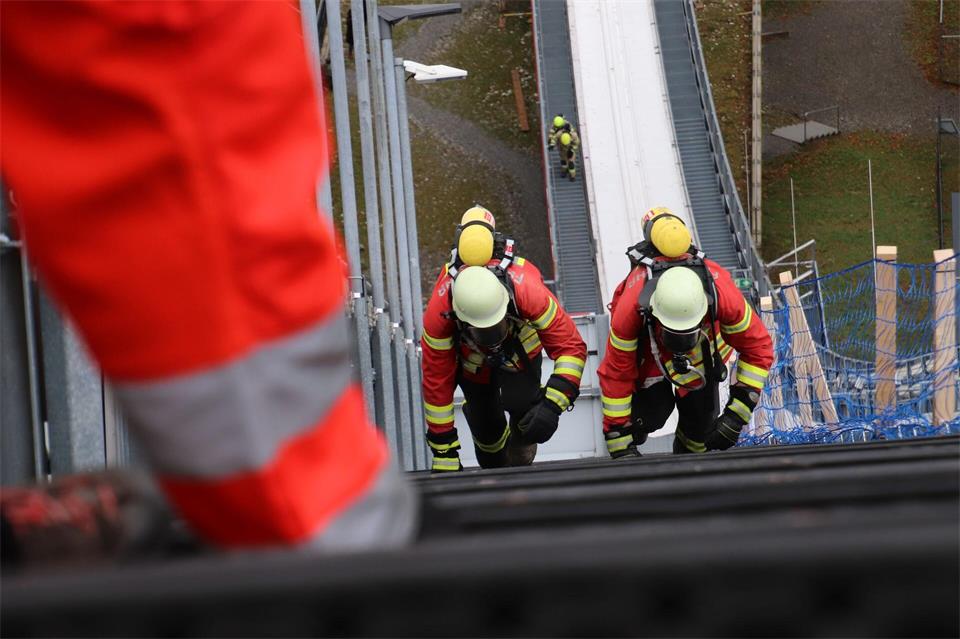 Bei einem Schanzenlauf der Feuerwehr in Oberstdorf ist ein Teilnehmer gestorben. (Symbolbild)Davor Knappmeyer/dpa