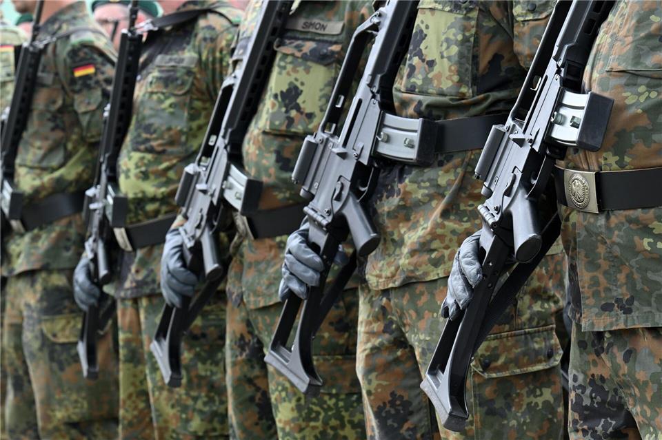 Bei einem Schießtraining der Bundeswehr brach Feuer aus. (Symbolbild)Martin Schutt/dpa