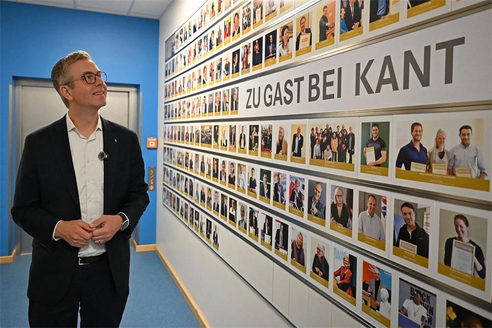 Bei einem Schulbesuch stellte CDU-Spitzenkandidat Stefan Evers Maßnahmen gegen Gewalt an Berliner Schulen vor. Michael Brandt/dpa