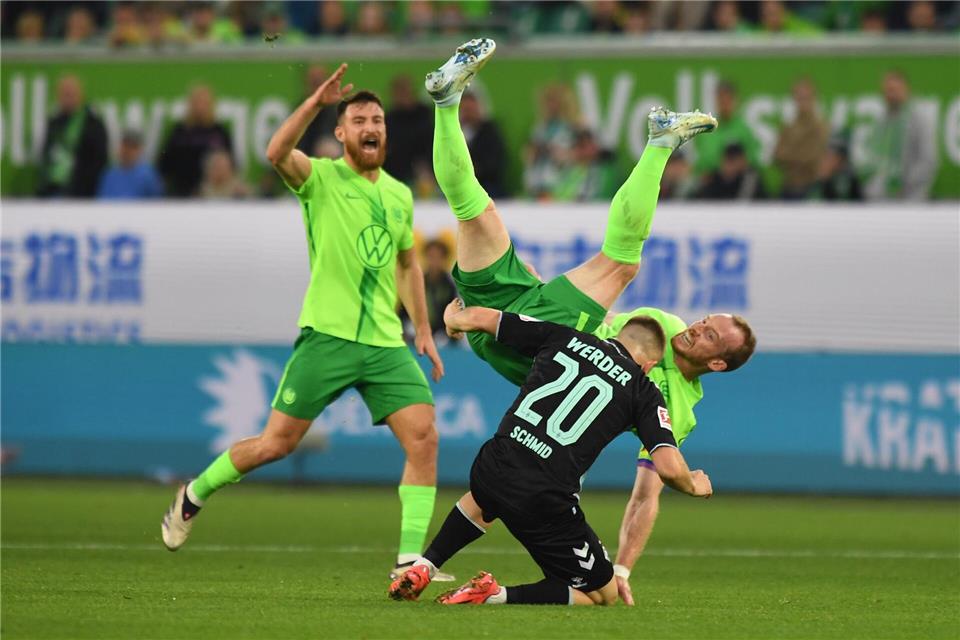 VfL-Kapitän Arnold: Erst verletzt, dann gesperrt Bei einem Sturz auf den Rücken verletzt sich VfL Wolfsburg Kapitän Maximilian Arnold am Rücken. Swen Pförtner/dpa