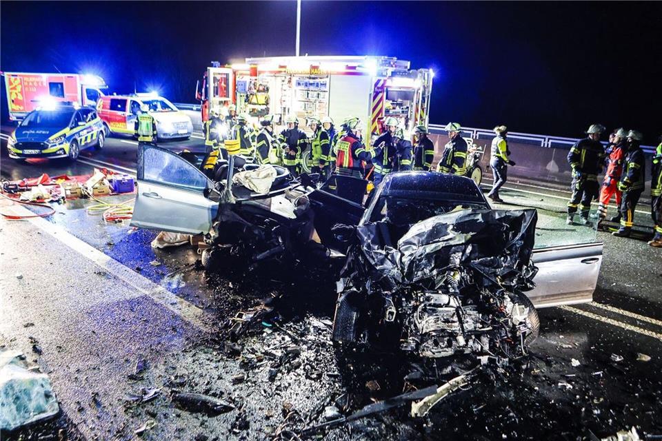 Bei einem Überholmanöver ist es in Hagen zu einem Frontalzusammenstoß mit einem Toten und zwei Verletzten gekommen. Alex Talash/dpa