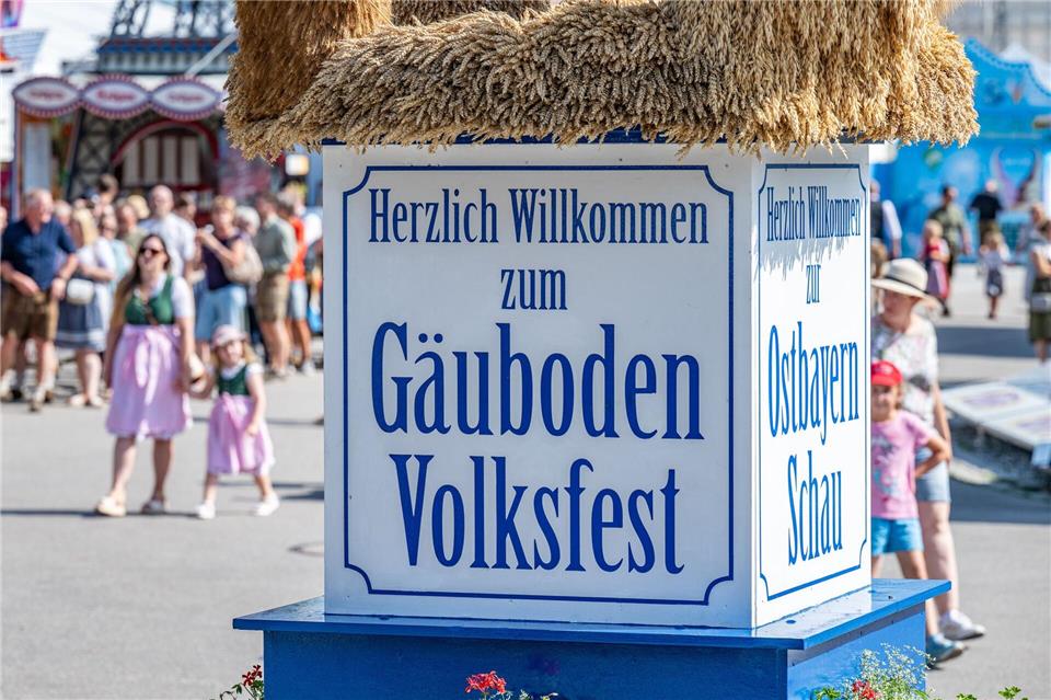 Bei einem Unfall an einem Fahrgeschäft auf dem Gäubodenvolksfest sind sechs Menschen leicht verletzt worden. (Symbolbild)Armin Weigel/dpa