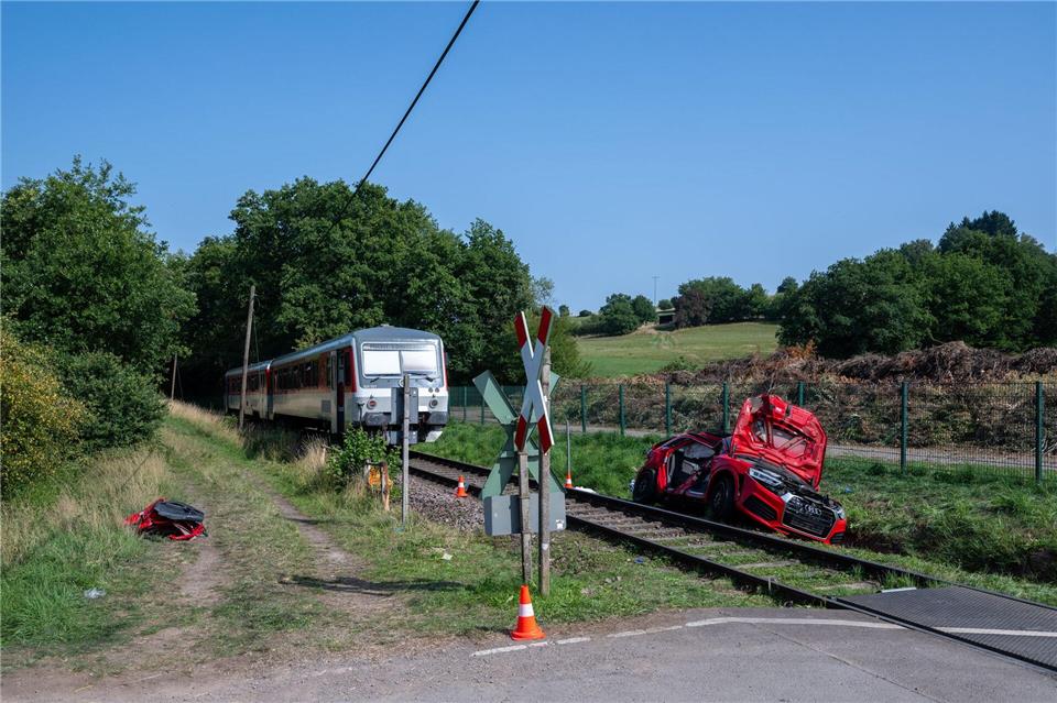 Bei einem Unfall an einem unbeschrankten Bahnübergang in Kusel kommt eine 16-jährige Jugendliche ums Leben, drei weitere Menschen werden schwer verletzt. Ein Zug hatte das Auto, in dem sie saßen, beim Überqueren des Bahnübergangs erfasst. Harald Tittel/dpa