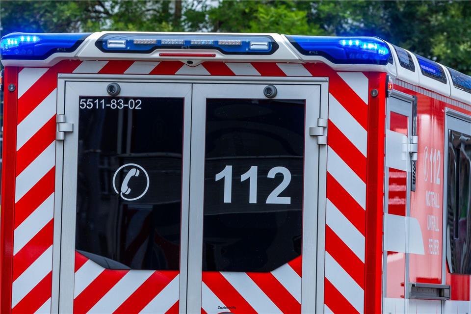 Bei einem Unfall auf der A1 nahe Heiligenhafen werden sieben Menschen verletzt. (Symbolbild)Jens Büttner/dpa