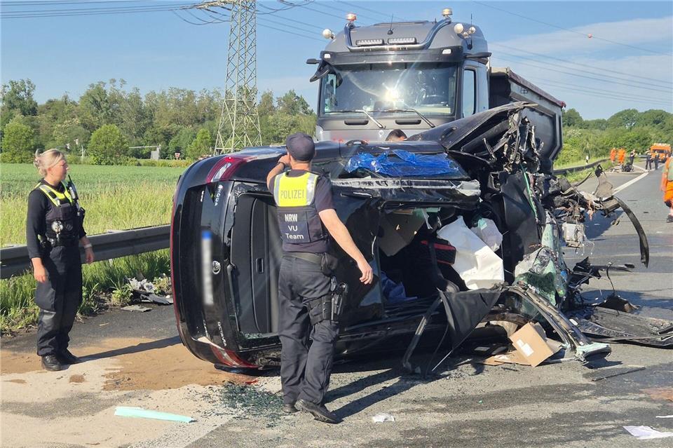 Bei einem Unfall auf der A4 wurde ein Autofahrer in seinem Wagen eingeklemmt.-/dpa