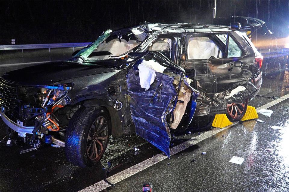 Bei einem Unfall auf der A8 starben in diesem Auto ein Vater und seine 13-jährige Tochter.  Thorsten Kremers/dpa