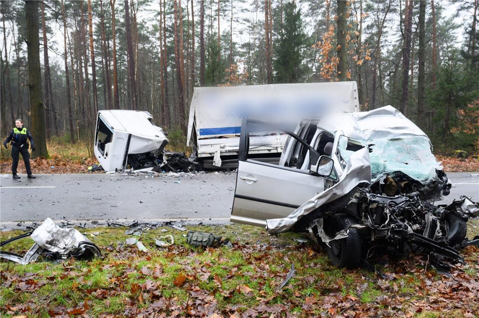 Bei einem Unfall auf der B214 sterben zwei Menschen.Julian Stratenschulte/dpa