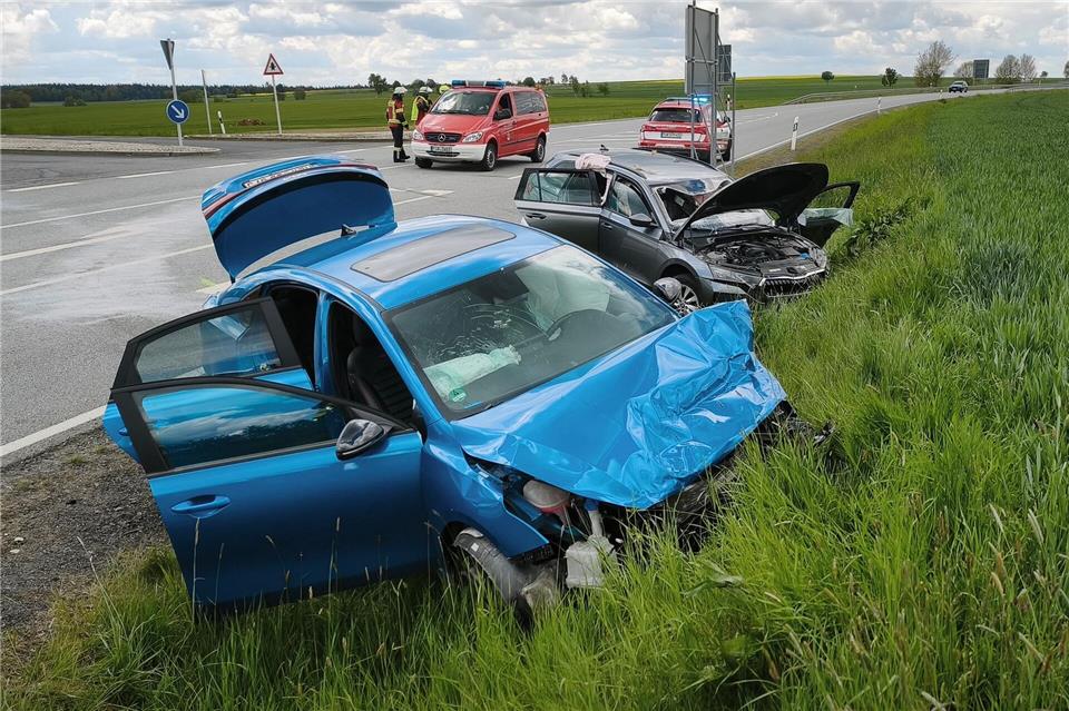 Bei einem Unfall auf der Bundesstraße 299 bei Mitterteich (Landkreis Tirschenreuth) sind sechs Menschen verletzt worden.Peter Nickl/NEWS5/dpa