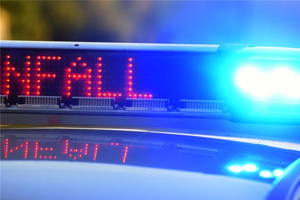 Bei einem Unfall auf einer Rostocker Kreuzung sind drei Menschen verletzt worden. (Symbolbild)Stefan Puchner/dpa