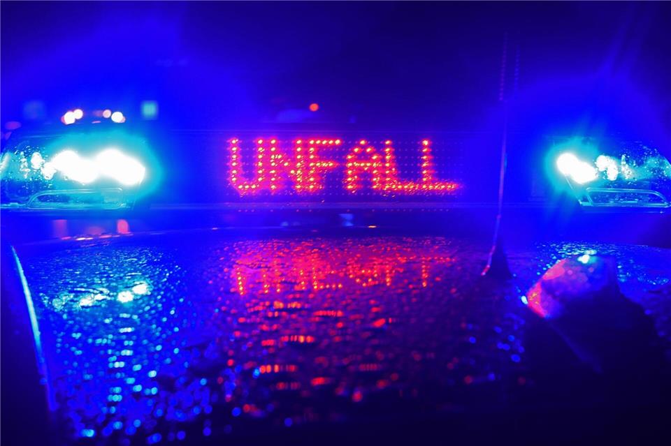 Bei einem Unfall auf glatter Fahrbahn bei Geisingen starb ein Mensch. (Symbolbild)Stefan Puchner/dpa